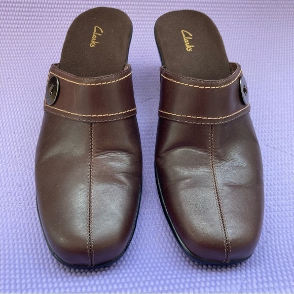 Clarks Brown Leather Split Toe Mules Button Accent Heels Shoes Womens 9M - Picture 2 of 7